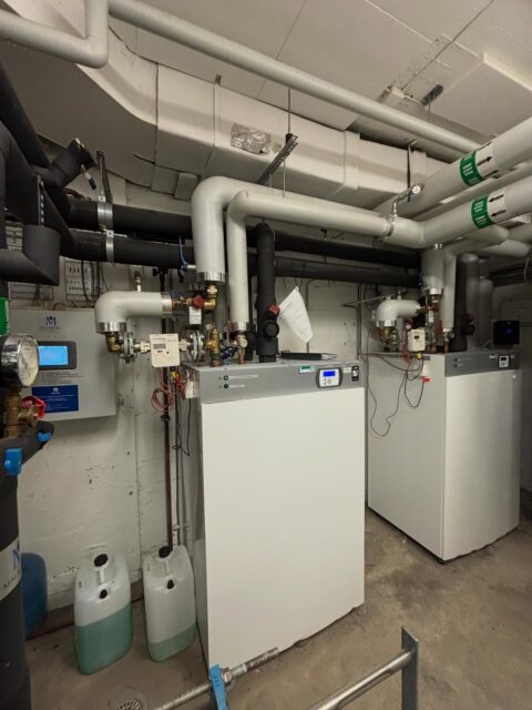 Idag har vi varit ute och felsökt felande temperaturer i värmesystemet 🔧🔥
Efter klagomål om kalla lägenheter tog vi tag i problemet direkt – nu jobbar vi för att värmen ska fungera som den ska igen 💪🏽❄️➡️🔥