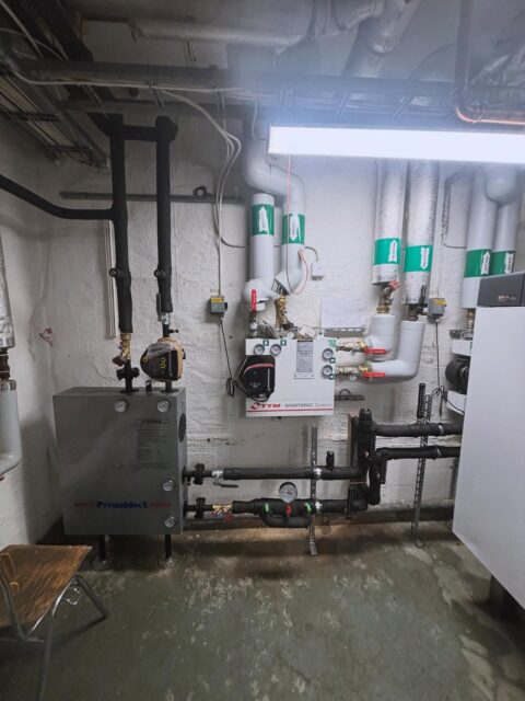 Installation av ny kylanläggning med shunt och värmeväxlare på plats ❄️♻️

Systemet är nu optimerat för betydligt bättre energieffektivitet och stabil drift, vilket ger skolan jämnare och säkrare temperaturer i kylrummen framöver.

Ett roligt och tekniskt projekt där funktion och energieffektivitet stod i fokus 👌